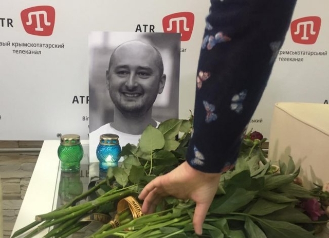 Люди несуть квіти до портрета "убитого" Бабченка в редакцію кримсько-татарського тедлеканалу, на якому він працював. Чи працює?