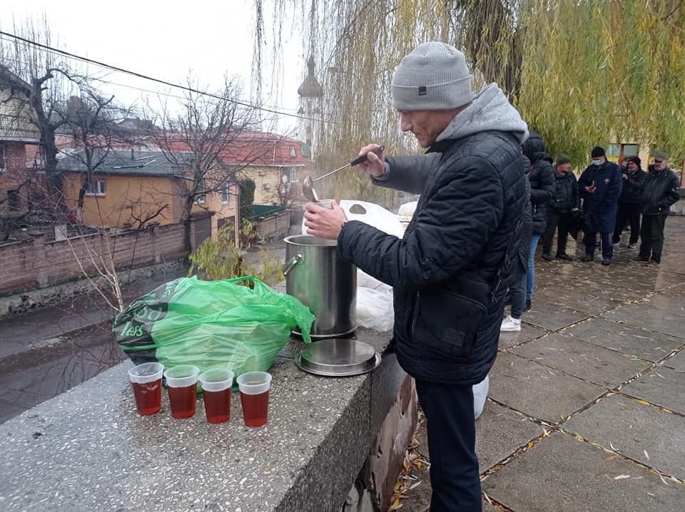 Фото волонтерів, які влаштовують безплатні обіди біля танка на Пивзаводі. 