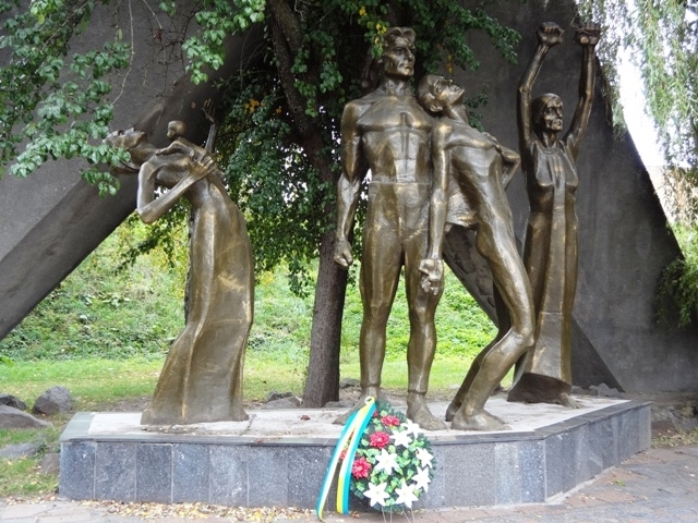 Пам'ятник жертвам фашизму на вул. Білій, який відкрили 20 січня 1968 р. Скульптори Б. Ричков та О. Пироженко