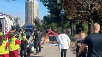 Загиблі лежать на тротуарі: у Києві авто раптово влетіло просто в зупинку (ВІДЕО)