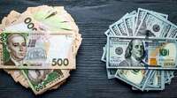 Українці масово скуповують безготівковий долар