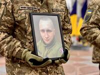 Майдан у Рівному попрощався з 26-річним захисником Дмитром Паскарем (ФОТО)