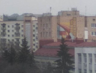 Вид на мозаїку часів СРСР із вікон "Радіо Трек". Фото Оксани Велігурської