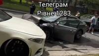 Потрійна автотроща в центрі Рівного: на місці працюють поліція та швидка 