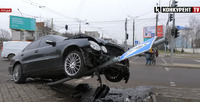 Дубнівське перехрестя: «Mercedes» завис на стовпі внаслідок ДТП у Луцьку (ФОТО/ВІДЕО)