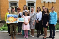 Воїнам АТО влаштували концерт, подарували авторські картини та дитячі малюнки (ФОТО)