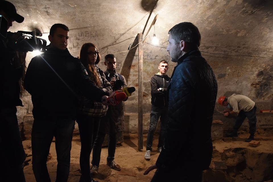 Олексій Войтюк дає інтерв'ю під час розкопок у Клевані