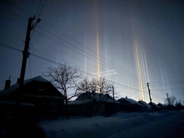 «Світлові стовпи» шокували мешканців Рівненщини (ФОТО)