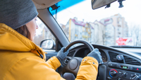 Що обов’язково роблять досвідчені водії взимку, перш ніж сісти за кермо