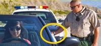 Чому поліцейські США торкаються автомобіля порушника відразу після зупинки (ФОТО)