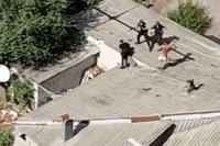 У Харкові чоловік побився з поліцейськими. Один з них упав з даху
