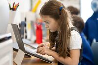 В Україні школярі можуть безкоштовно отримати ноутбуки: що для цього потрібно
