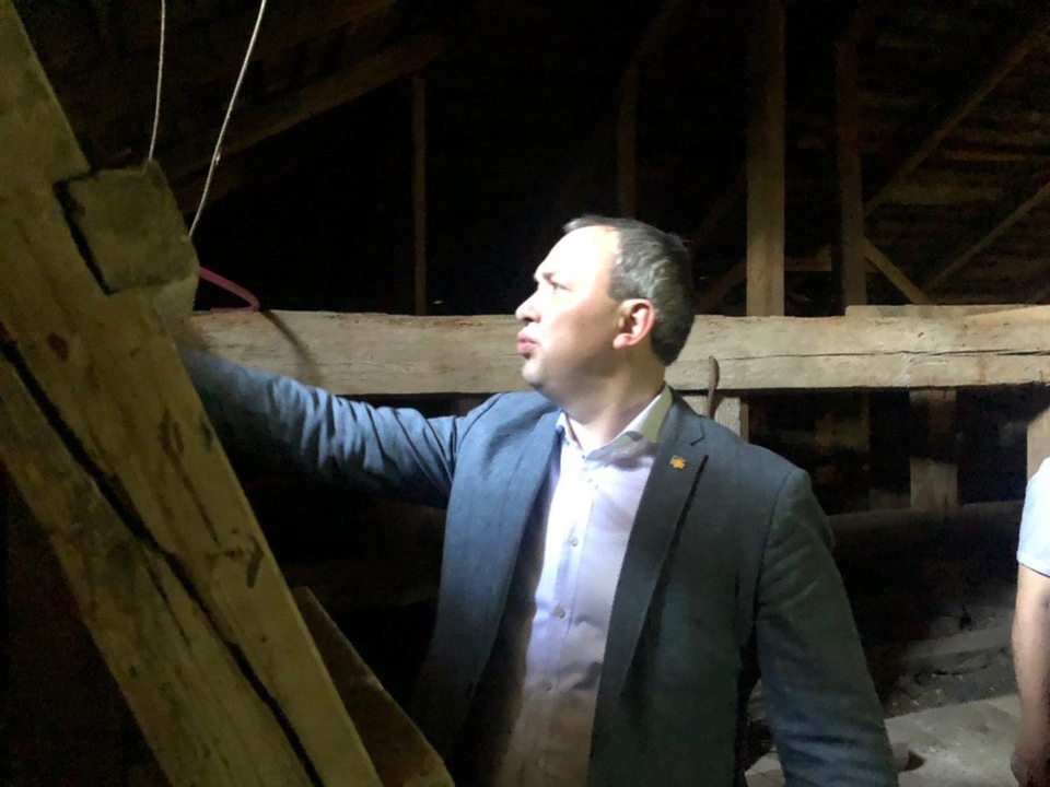 Муляренко інспектує стан даху краєзнавчого музею