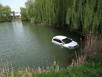 У Луцьку автівка скотилася просто у ставок (ФОТОФАКТ)