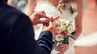 Викинути, продати чи зберігати: Що правильно зробити з весільними атрибутами