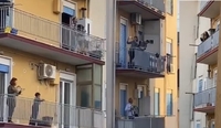 Карантин в Італії: люди цілим кварталом виконують народну пісню з балконів (ВІДЕО)