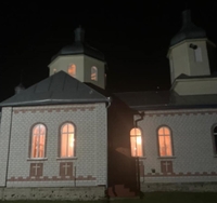 Віряни на Костопільщині чергують біля церкви. Конфлікт через храм  (ФОТО)
