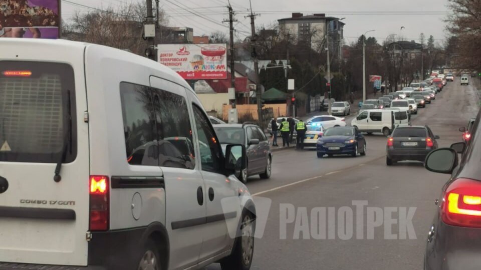 Фото з ДТП на вулиці Степана Бандери