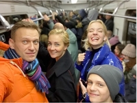 Літак із Навальним приземлився в Берліні. В Омську кажуть, що в його сечі був алкоголь (ФОТО)