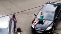 «А сфоткай мене на ФОРДУ», – у Рівному дівчата влаштували фотосесію на припаркованому легковику (ВІДЕО)