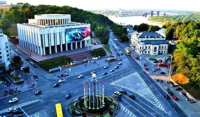 Вигляд з верхніх поверхів готелю "Дніпро" на Європейську площу: дорога направо веде до Кабміну, АП та ВРУ