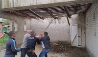 Поліція охорони зламала дах в одній з найбільших альтанок Рівного (ФОТО)