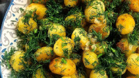 Як зробити звичайну молоду картоплю головною стравою на святковому столі