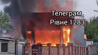 Спецмашини пожежних помчали на Київську у Рівному: горить СТО (ВІДЕО)