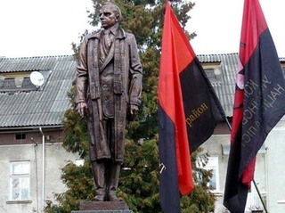 Пам’ятник Бандері. Один із багатьох, що їх встановлюють нині по Україні