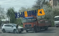 У Рівному на перехресті зіткнулися вантажівка з легковиком (ВІДЕО)