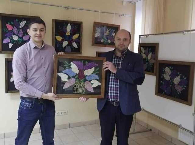 Іван Солодуха (ліворуч) тримає картину, подаровану музею депутатом облради Олександром Гомоном (праворуч)