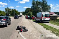 На Радивилівщині 17-річний мотоцикліст зіткнувся з Mercedes: молодик у лікарні