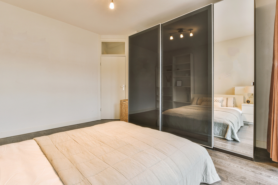 Дзеркало навпроти ліжка: Чому воно не таке безпечне, як здається