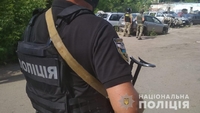Викрадач автівки взяв у заручники полковника поліції і погрожує підірвати гранату: спецоперація у Полтаві (ФОТО)