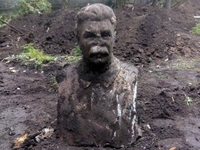Погруддя радянського вождя викопали у центрі Рівного (ФОТО)