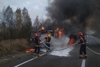 Вантажівка IVECO вщент згоріла на Рівненщині (ФОТО)