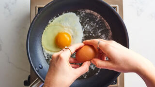 Смажити яєчню на олії — минуле століття: ось чим краще полити сковороду