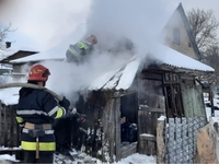 5 вогнеборців рятували від вогню дерев'яну будівлю на Рівненщині (ФОТО)