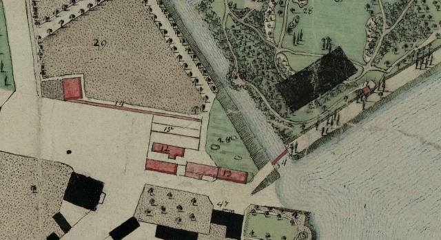 На плані Бругіньйона №14 - це теплиця з примикаючою будівлею (червоного кольору), чорний прямокутник праворуч - це колись гімназія, а нині музей