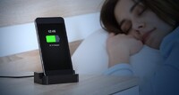 Ви точно так робите: чому не можна лишати смартфон поруч із ліжком під час сну