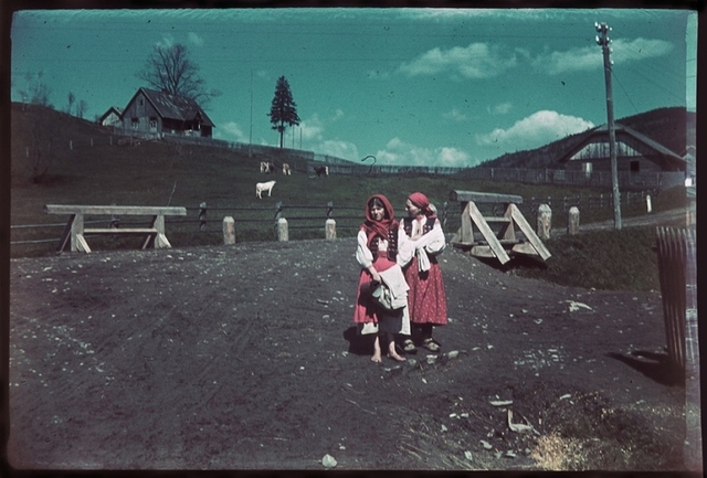 Мешканки села, ймовірно Закарпаття, 1941 рік. Приватна колекція Артура Бондаря
