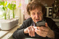 Вакциновані пенсіонери отримають від держави безкоштовні смартфони, – Зеленський