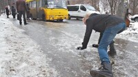 Чим посипати доріжки біля дому від льоду: Швейцарська хитрість