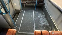 Не сподобалося, як воно відчиняється: у Рівному агресивний чоловік розбив вікно у тролейбусі