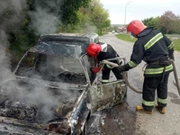 Авто загорілося на ходу на міжнародній трасі на Рівненщині (ФОТО)