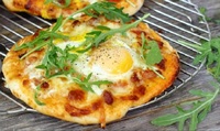 Лінива піца з яєчнею на сковороді за 30 хв: смачно і ситно (РЕЦЕПТ)
