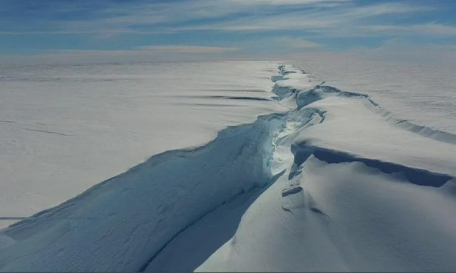 В Антарктиді відколовся гігантський льодовик 
