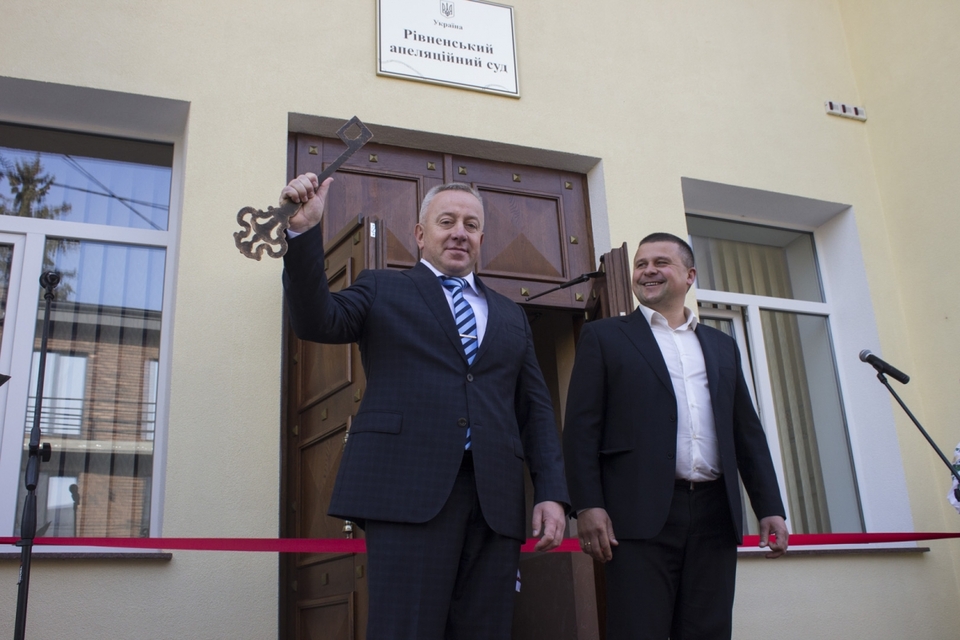 Голова Рівненського апеляційного суду Олег Полюхович тримає символічний ключ від приміщення. Поряд - директор фірми-генпідрядника, що займалася реконструкцією