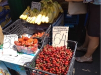 На ринку Рівного «тануть» ціни на ягоди (ФОТО)