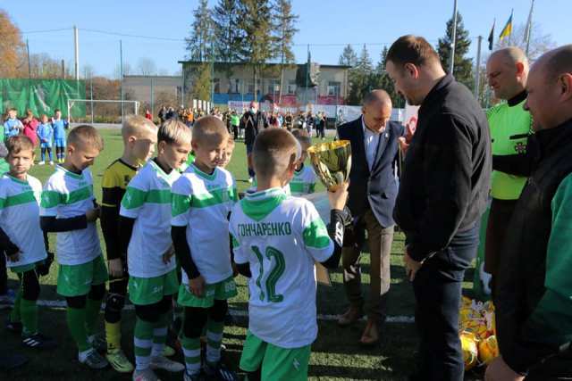 Фото з нагородження опублікували на офіційній сторінці Рівненської обласної асоціації футболу у Фейсбуці. 